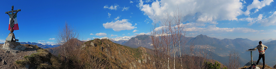 Dalla Croce (1132 m) del Pizzo Rabbioso ampia vista panoramica verso la cima (1151 m) del Rabbioso e la Valle Serina 